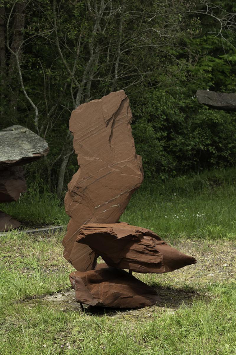 La pierre pour sculpture en marbre extraite d'une carrière, prête à être travaillée par un artiste français